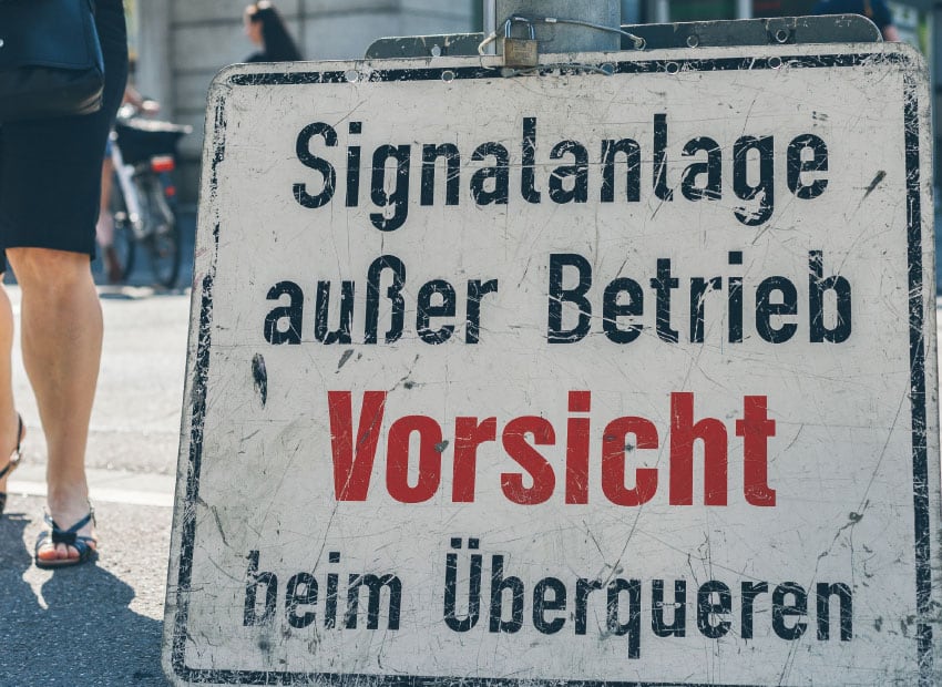 Nur über die Straße - DVR Allein Unterwegs Nur über die Straße - DVR Allein Unterwegs